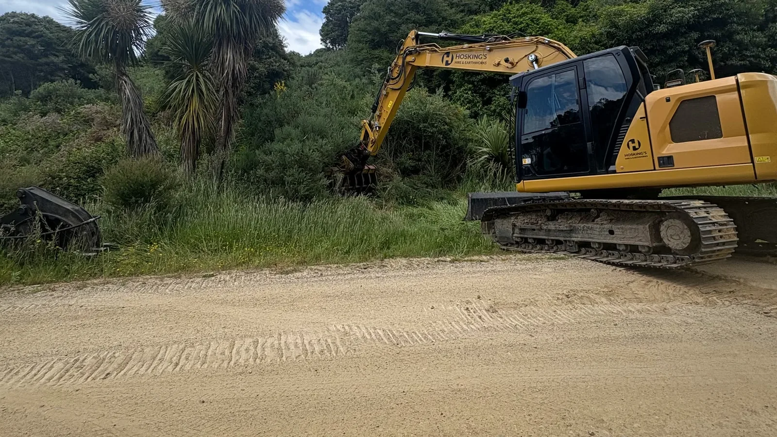 Hosking's larger excavator before the access earthworks progressed